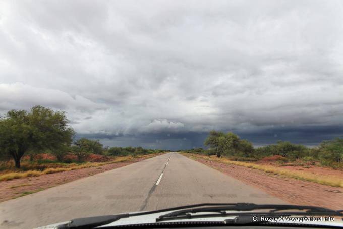 Schwarzen Himmel auf der Straße, San Antonio - Argentinien