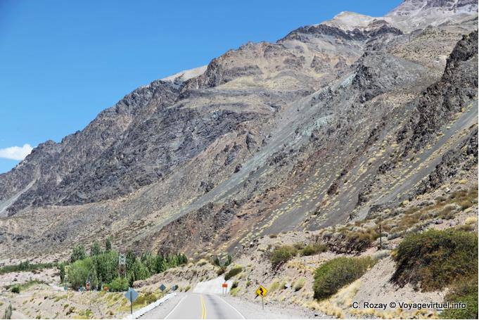 Grünfläche, Polvaredas, Ruta 7 von Mendoza in Chile - Argentinien