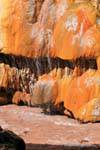 Durchfluss des Thermalwassers, Ruta 7, Puente del Inca, Argentinien.