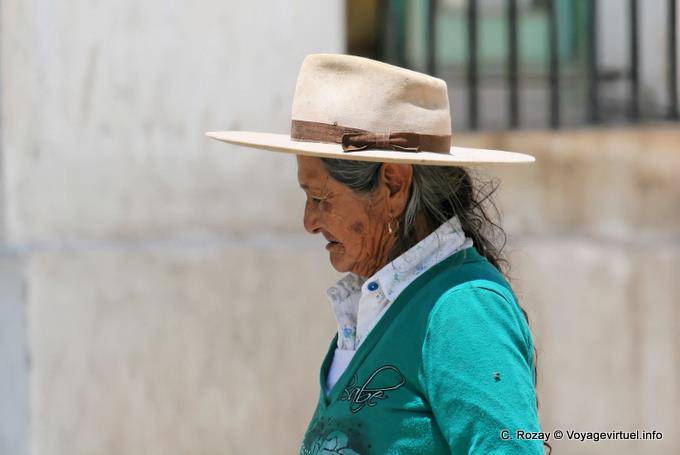 Indian chicuana mit Panama-Hut, Cachi - Argentinien