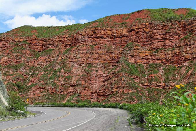 Zwischen roten Felsen Quebrada El Carril getönten vor Escoipe - Argentinien