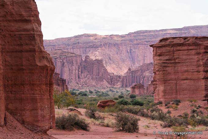 Im Herzen des trockenen Schlucht des Río Talampaya - Argentinien
