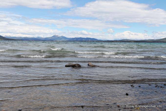 Wellen am Strand, Ushuaia Lago Yehuin - Argentinien