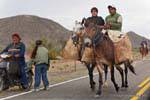 Lokale Gesichter in einer Prozession chaval, Ruta 40 nach Chilecito, Argentinien.