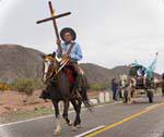 Reiter am Kreuz, Ruta 40 nach Chilecito, unbekümmerte Prozession, Argentinien.