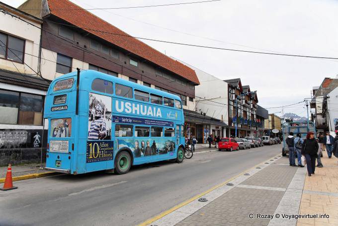 Bus in San Martin Street, Ushuaia - Argentinien