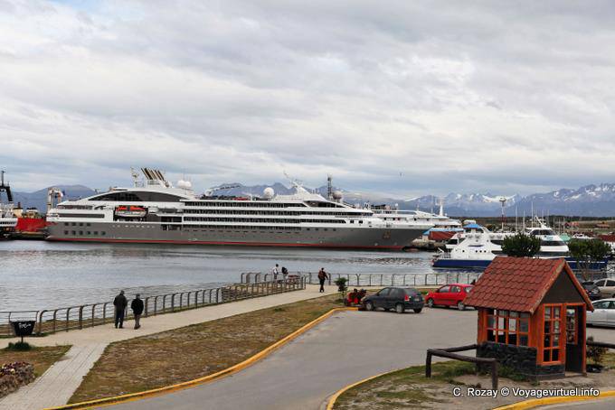Liner im Hafen von Ushuaia - Argentinien