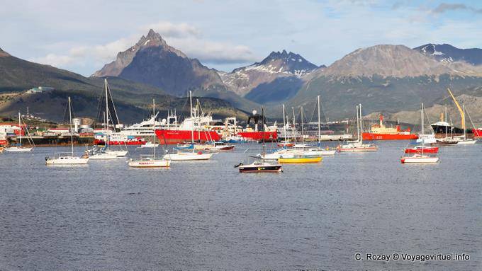 Boote in den Bergen, Ushuaia - Argentinien