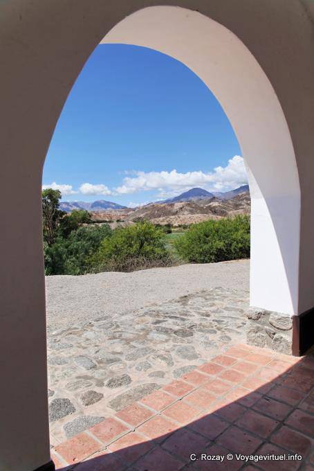 Unter einem Bogen von der Kapelle der Angostura Tal Calchaquies, Ruta 40 - Argentinien