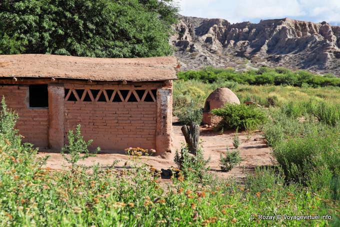 Brotbackofen und Ziegel Lebensraum Tal Calchaquies, Ruta 40 - Argentinien