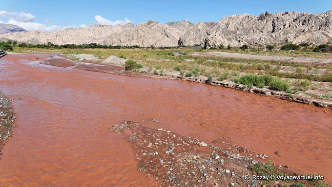 Rotes Wasser in den Fluss, Angastaco Tal Calchaquies, Ruta 40 - Argentinien