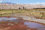 Landschaft im Kontrast zwischen dem Tal des Rio Calchaquí und Sierras Tal Calchaquies, Ruta 40, Argentinien.