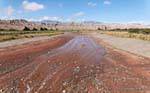 der Río Calchaquí bei Niedrigwasser von einer Brücke in der Nähe von San Carlos Tal Calchaquies, Ruta 40, Argentinien.
