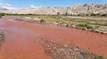 Rotes Wasser in den Fluss, Angastaco Tal Calchaquies, Ruta 40, Argentinien.