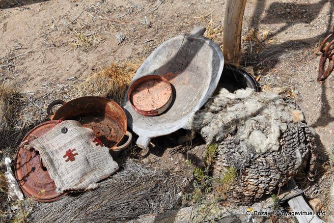 Alt Behälter in der wiederhergestellten Zelt Tehuelche archäologische Stätte, Walichu - Argentinien
