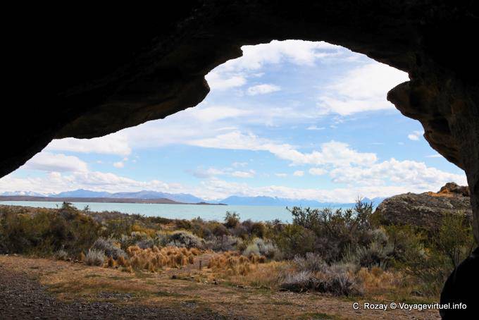 Blick aus der Höhle, archäologische Stätte Tehuelche, Walichu - Argentinien