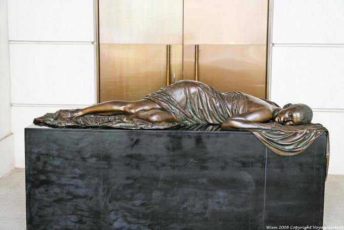 Freyung, Palast Kinski, Bronze liegende Frau - Wien - Österreich