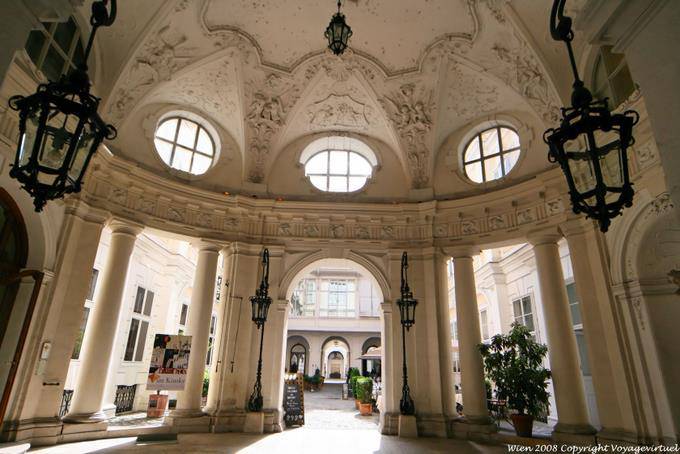 Freyung, Kinski Palace, Kuppel und Säulen im Eingangs - Wien - Österreich