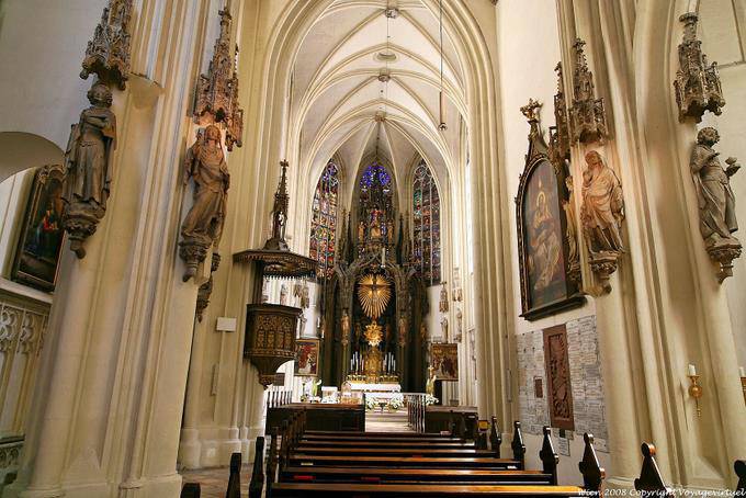 Maria Am Strand, das Kirchenschiff und der Altar - Wien - Österreich