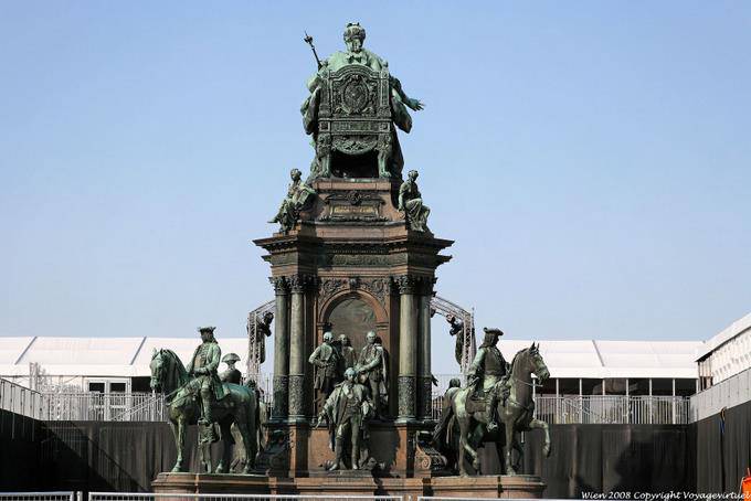 Maria Theresien Platz der Kaiserin Sockel Thron - Wien - Österreich