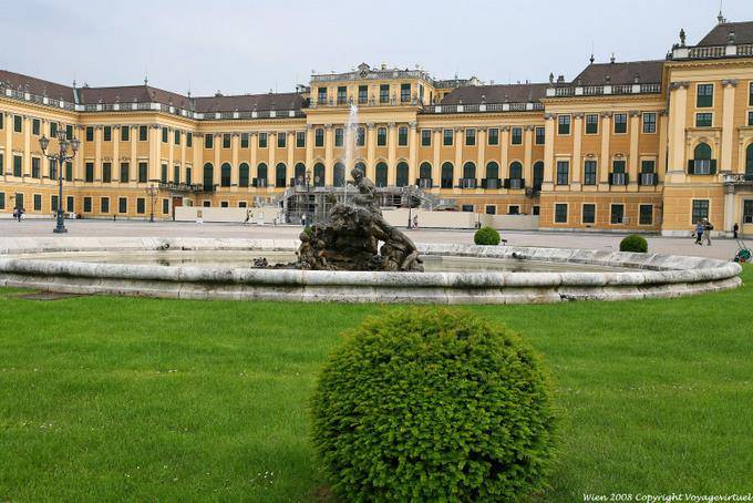 Schönbrunn, Innenhof rechts Brunnen - Wien - Österreich