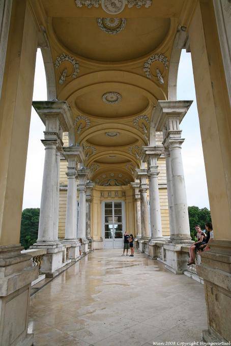 Unter den Arkaden eines Flügels, Gazebo Schönbrunn - Wien - Österreich
