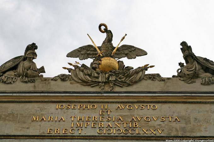 Gloriette Schönbrunn, Kaiseradler auf Globus umgeben von Waffentrophäen - Wien - Österreich