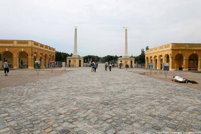 Schönbrunn Haupttor aus dem Hof - Wien - Österreich