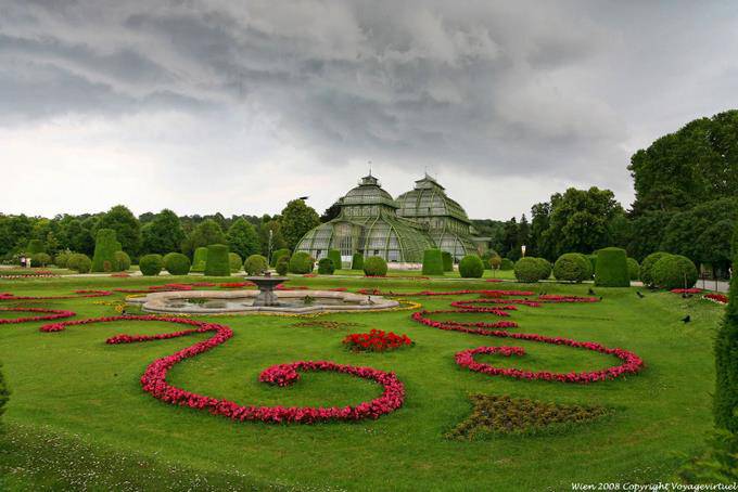 Panorama der Gewächshäuser und Park Schönbrunn Palmenhaus - Wien - Österreich