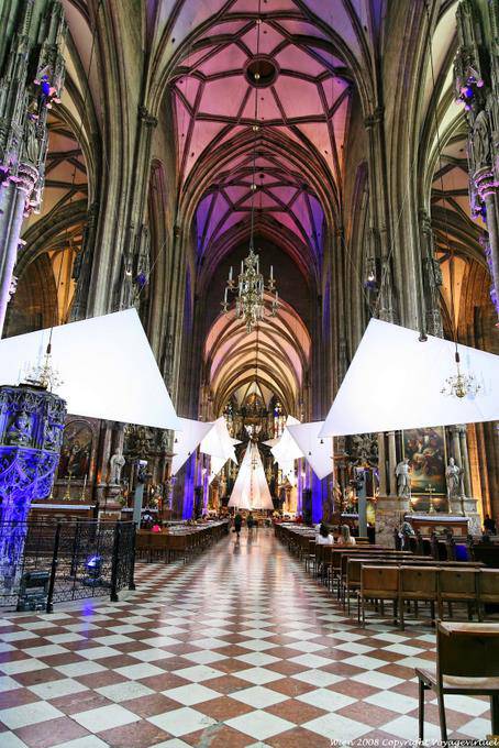 Stephansdom, Innenansicht des Gotischen Doms - Wien - Österreich