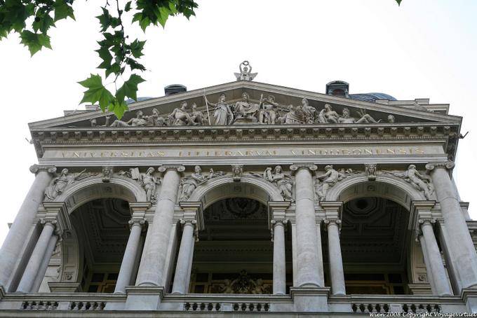Universitas Litterarum, close up auf dem Giebel - Wien - Österreich