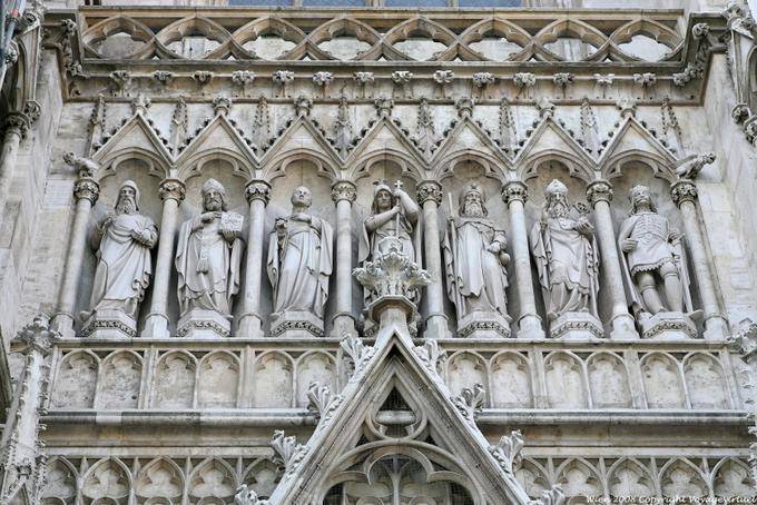 Votivkirche, Tor, in der Nähe Statuen - Wien - Österreich
