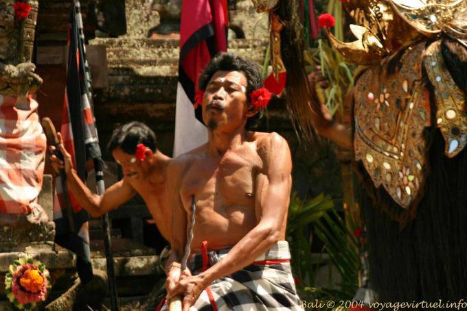 Männer von Barong und Kris gebannt, tanzen Kriss - Bali