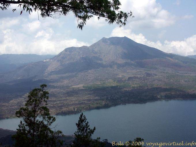 Sicht auf den See und den Vulkan Batur - Bali