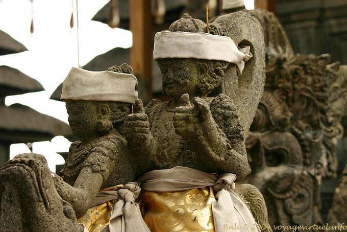 Statue auf Daumen hoch, Pura Ulun Danu Batur - Bali