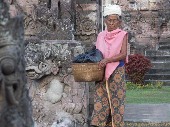 Balinaise âgée dans le temple, Bali Pura Beji 