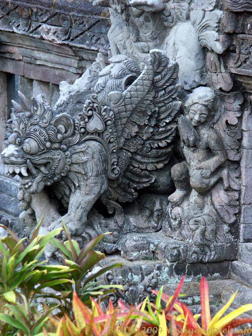 Monstrueux garuda et colon hollandais, Bali Pura Beji 