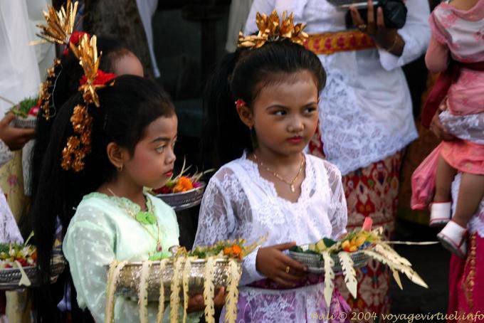 Fillettes balinaises avec offrandes, Sangsit, Bali Pura Beji 