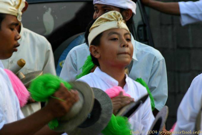 Musiciens avec cymbales balinaises, Bali Pura Beji 