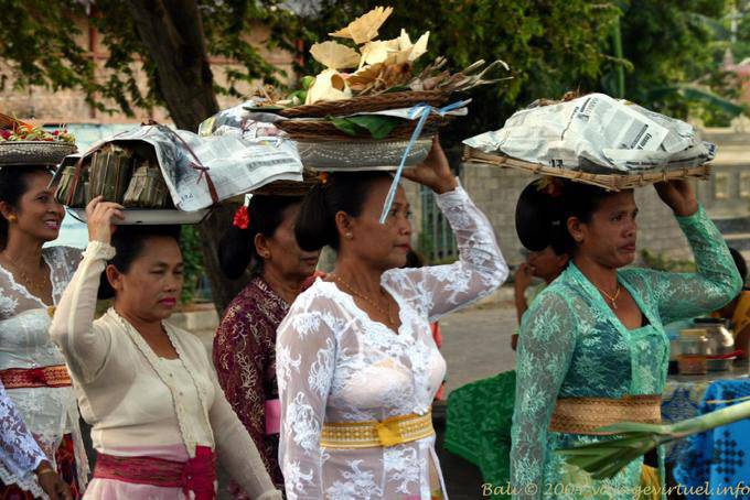 Balinaises transportant des offrandes sur la tête, Pura Beji Bali 
