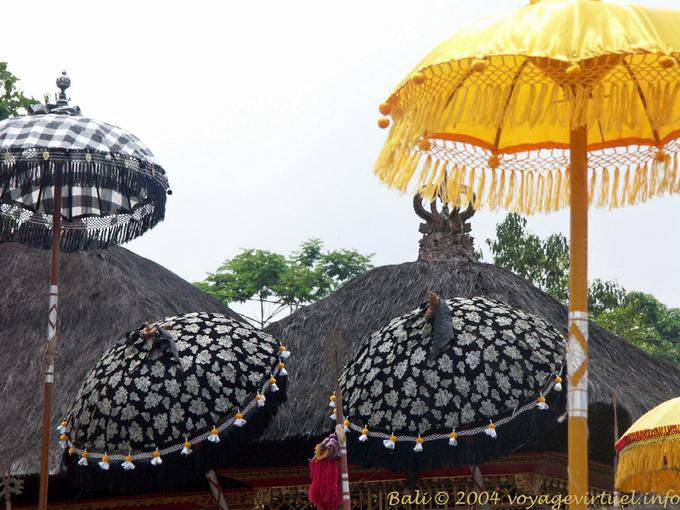 Traditionelle Regenschirme, Pura Besakih - Bali