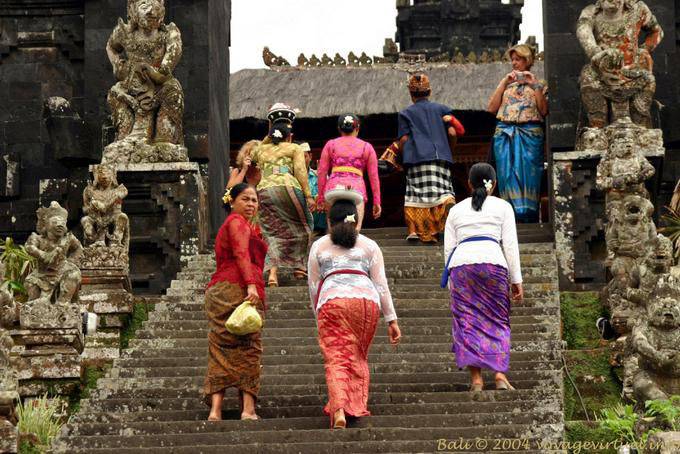 Frau, betend, Pura Besakih - Bali