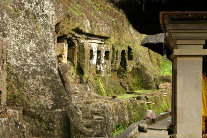 Gunung Kawi, Mausoleen auf der anderen Seite des Flusses - Bali