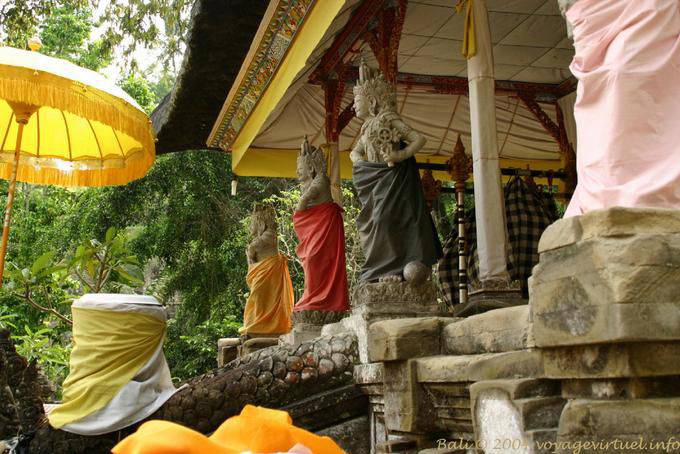 Statuen gehüllt, Gunung Kawi - Bali