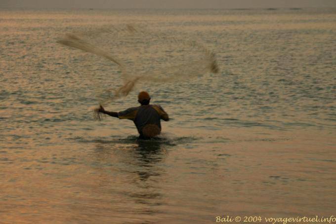 Fisherman werfen eine Runde net, Jimbaran - Bali