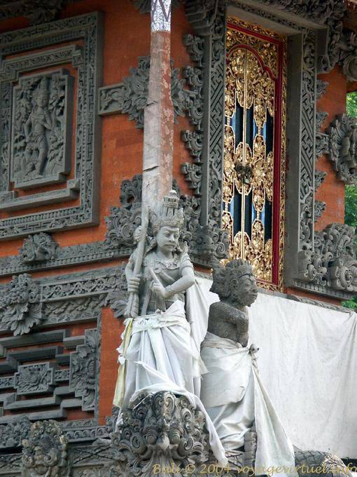 Statuen drapiert Kehen - Bali