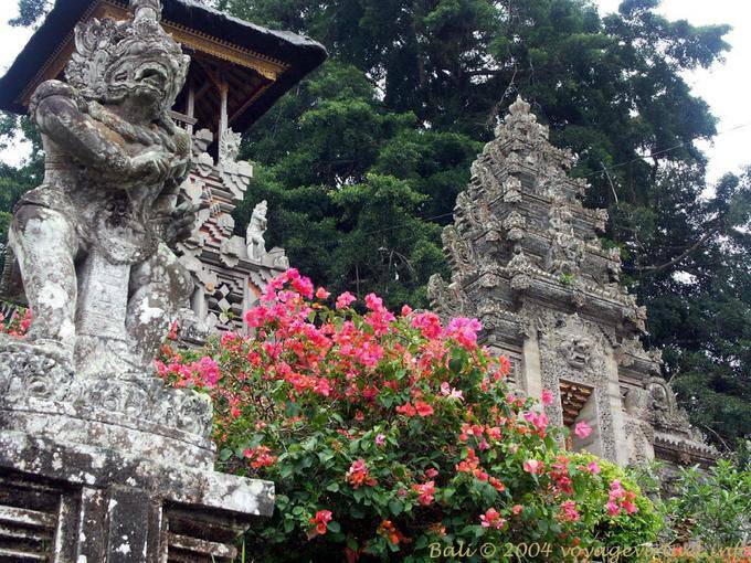 Tempel von unten, Kehen gesehen - Bali