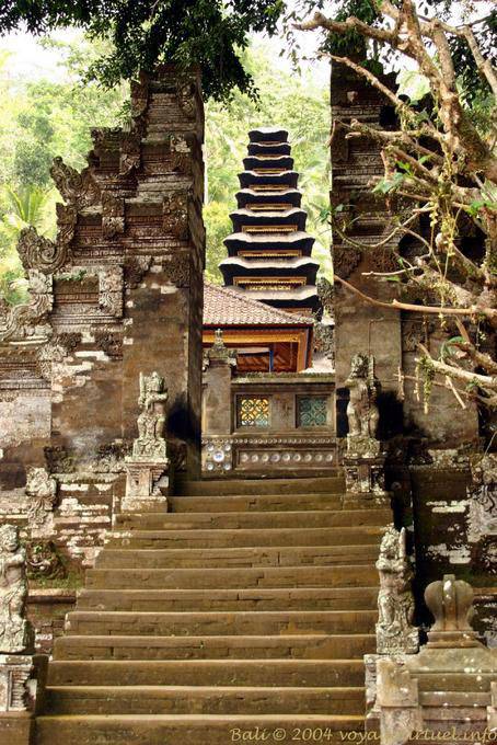 Auf den Stufen des Palastes, Tempel Pura Kehen - Bali