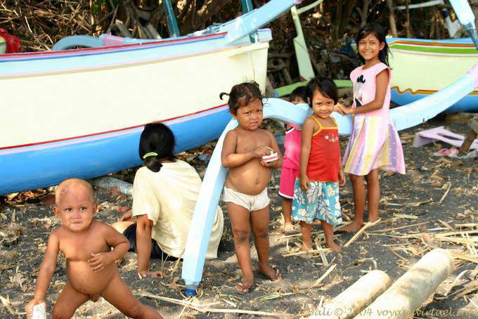 Kinder am Strand Kusamba - Bali
