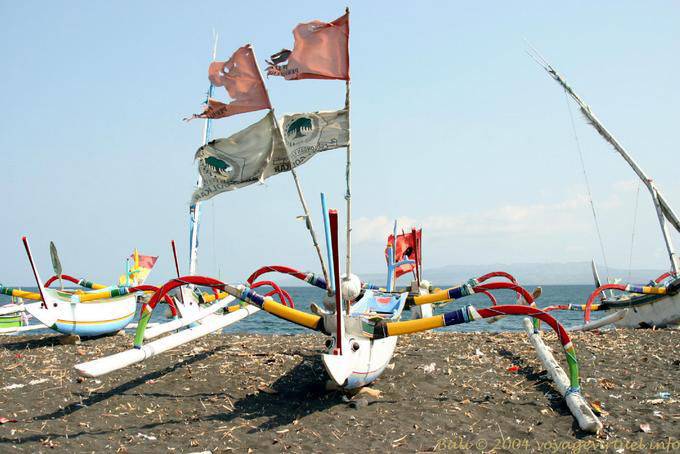 Pirogue traditionellen balinesischen zwei Schwimmern Kusamba - Bali